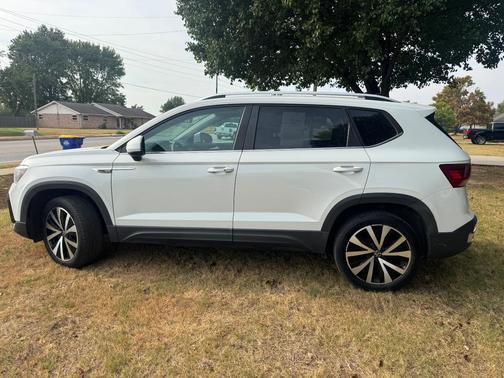 White 2022 Volkswagen Taos 1.5T SE