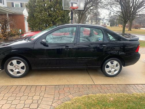 2005 Ford Focus ZX4 SES