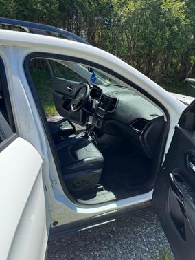 White 2023 Jeep Cherokee Altitude Lux