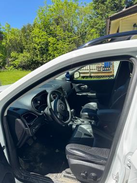White 2023 Jeep Cherokee Altitude Lux