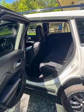 White 2023 Jeep Cherokee Altitude Lux
