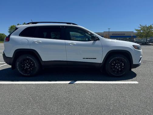 White 2023 Jeep Cherokee Altitude Lux