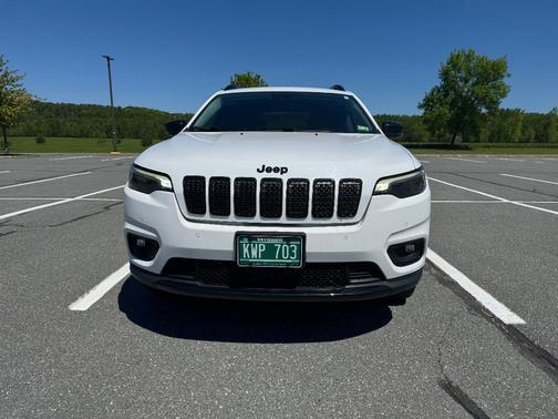 White 2023 Jeep Cherokee Altitude Lux