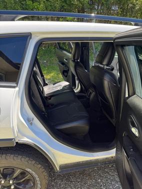 White 2023 Jeep Cherokee Altitude Lux