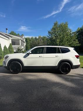 White 2024 Volkswagen Atlas 2.0T SE w/Technology 4MOTION