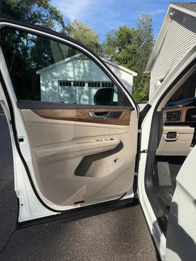 White 2024 Volkswagen Atlas 2.0T SE w/Technology 4MOTION