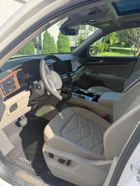 White 2024 Volkswagen Atlas 2.0T SE w/Technology 4MOTION