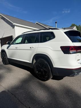 White 2024 Volkswagen Atlas 2.0T SE w/Technology 4MOTION