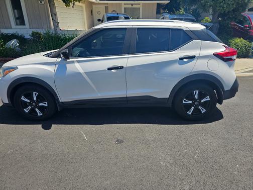 White 2019 Nissan Kicks SV