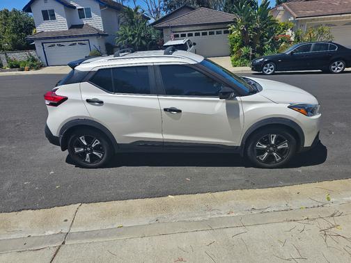 White 2019 Nissan Kicks SV