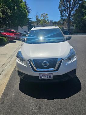 White 2019 Nissan Kicks SV