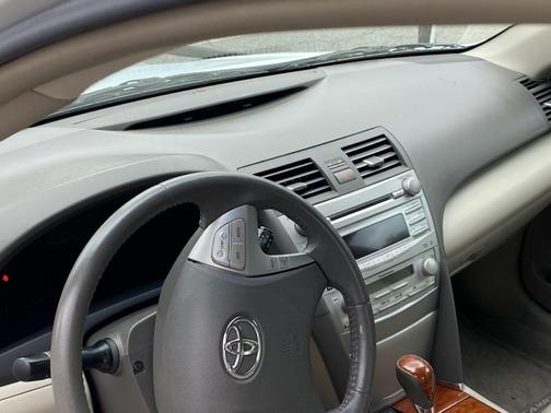 White 2010 Toyota Camry XLE