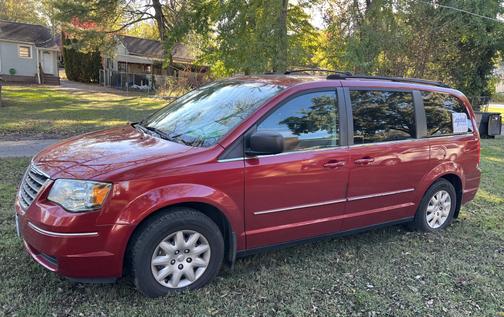 2010 Chrysler Town & Country LX