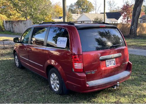 2010 Chrysler Town & Country LX