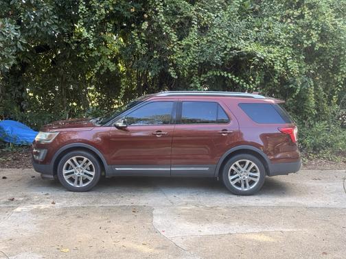 Red 2016 Ford Explorer XLT