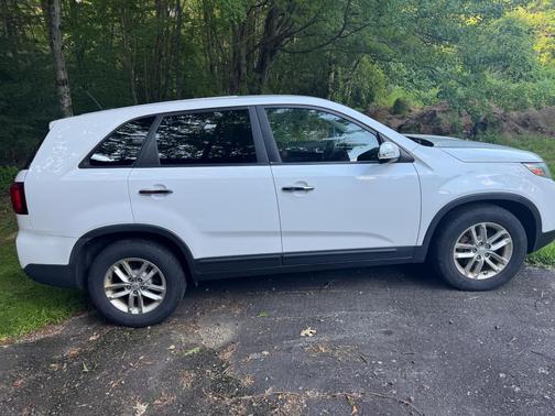 White 2015 Kia Sorento LX