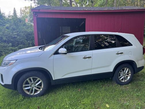 White 2015 Kia Sorento LX