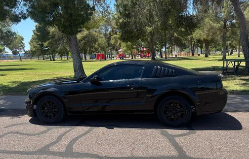 Black 2005 Ford Mustang Deluxe
