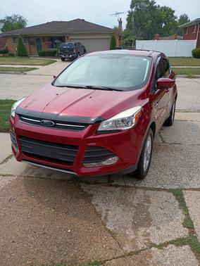 Red 2014 Ford Escape SE