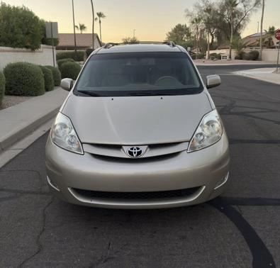 Gold 2008 Toyota Sienna XLE