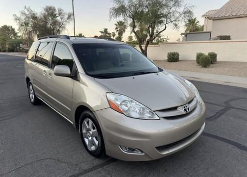 Gold 2008 Toyota Sienna XLE