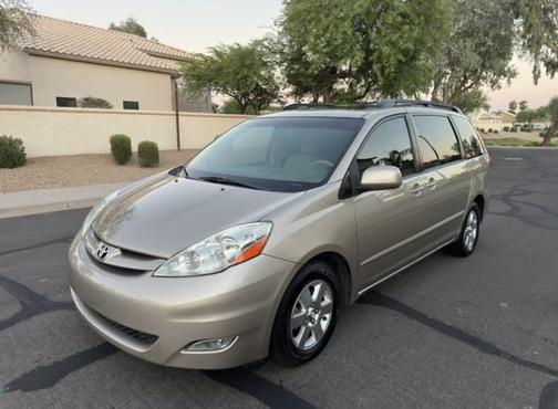 Gold 2008 Toyota Sienna XLE