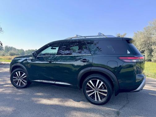 Green 2023 Nissan Pathfinder Platinum