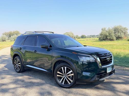 Green 2023 Nissan Pathfinder Platinum