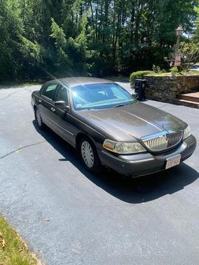Brown 2005 Lincoln Town Car Signature
