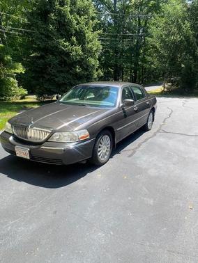 Brown 2005 Lincoln Town Car Signature