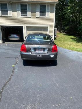 Brown 2005 Lincoln Town Car Signature