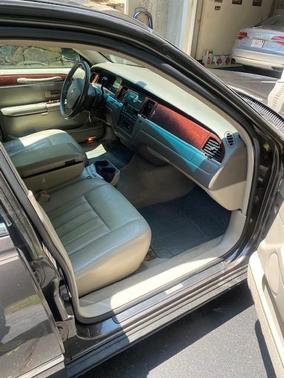 Brown 2005 Lincoln Town Car Signature