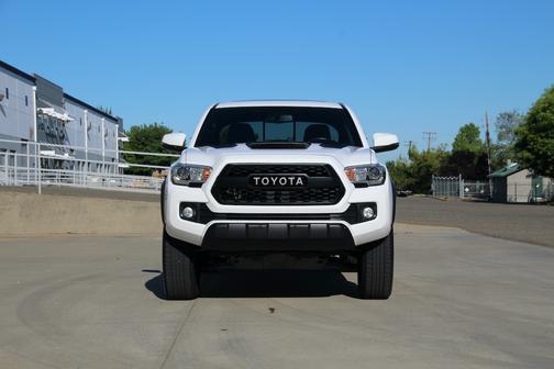 Photo 2 of 24 of 2017 Toyota Tacoma TRD Sport