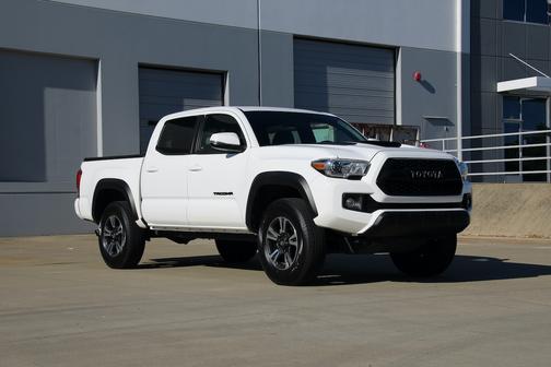 Photo 3 of 24 of 2017 Toyota Tacoma TRD Sport