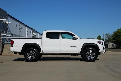 Photo 4 of 24 of 2017 Toyota Tacoma TRD Sport