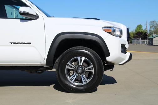 Photo 5 of 24 of 2017 Toyota Tacoma TRD Sport