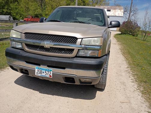 Beige 2004 Chevrolet Silverado 2500 LS H/D Extended Cab