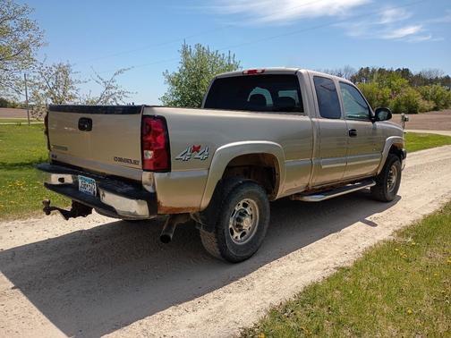 Beige 2004 Chevrolet Silverado 2500 LS H/D Extended Cab