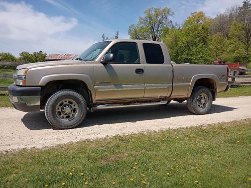 Beige 2004 Chevrolet Silverado 2500 LS H/D Extended Cab