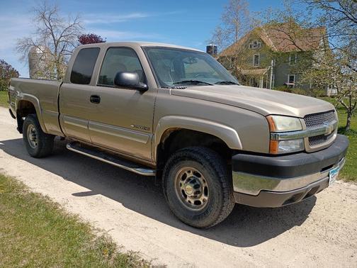 Beige 2004 Chevrolet Silverado 2500 LS H/D Extended Cab