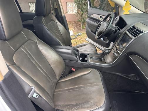 White 2011 Lincoln MKX Base
