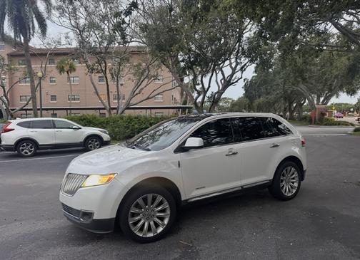 White 2011 Lincoln MKX Base