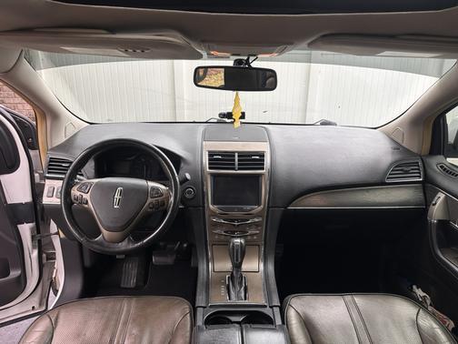 White 2011 Lincoln MKX Base