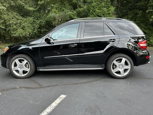 Black 2010 Mercedes-Benz M-Class ML 550