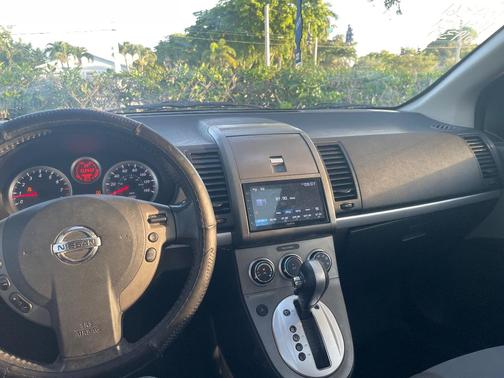Gray 2012 Nissan Sentra 2.0 SR