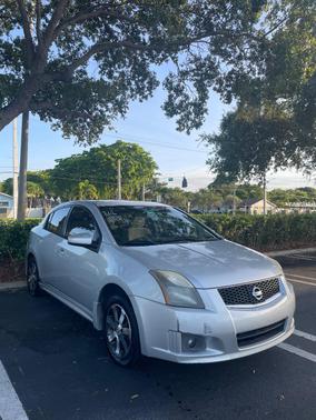 Gray 2012 Nissan Sentra 2.0 SR