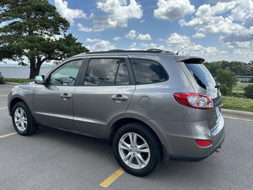 2011 Hyundai SANTA FE SE
