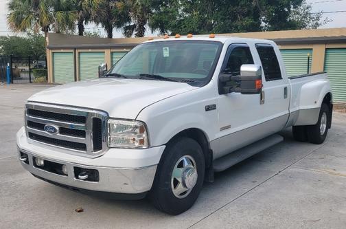 White 2004 Ford F-350 Lariat Crew Cab Super Duty