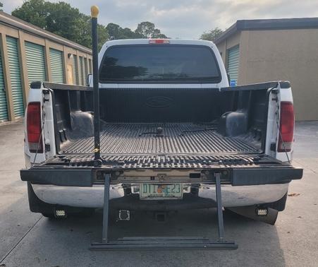 White 2004 Ford F-350 Lariat Crew Cab Super Duty