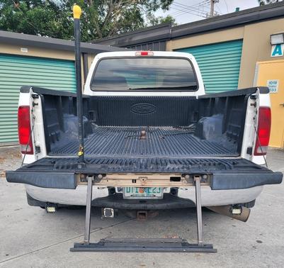 White 2004 Ford F-350 Lariat Crew Cab Super Duty